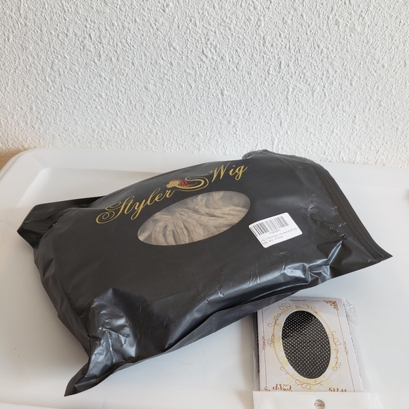 Nwt  Long Curly Ash Blondie Wavy Wig - Picture 9 of 11